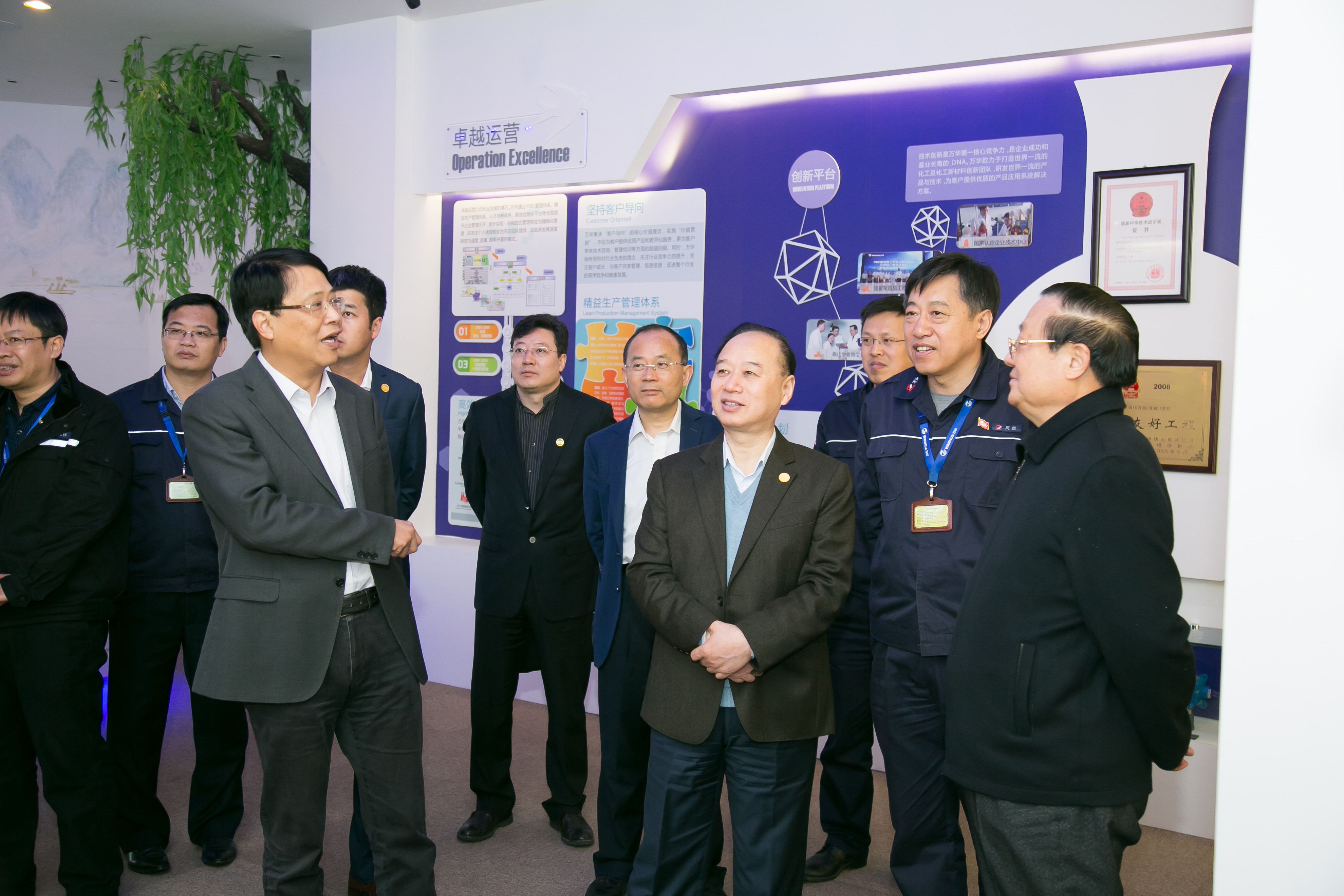 区管委会副主任,党工委书记江国梁的带领下先后到大榭开发区规划展厅
